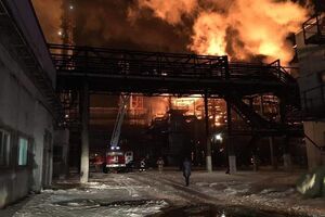 На месте пожара звучат взрывы