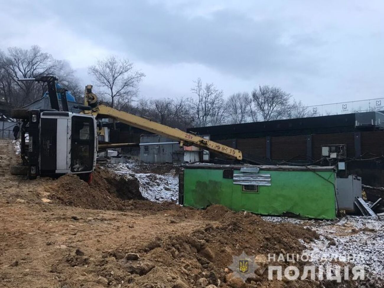 По предварительной информации, на рабочего упал кран на стройплощадке возле дельфинария