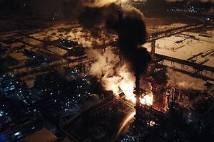 В Калуше горит химический завод. Фоторепортаж