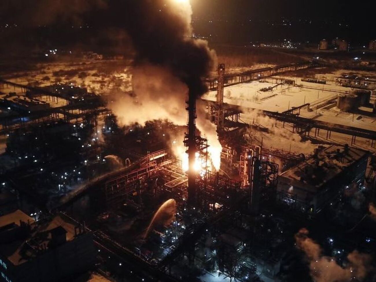 По состоянию на утро воскресенья пожар локализован, пострадавших нет