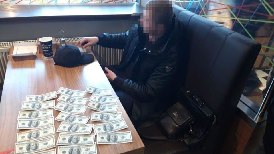 Директора підприємства правоохоронці затримали в одному із закладів громадського харчування у Львові під час передання всієї суми неправомірної вигоди