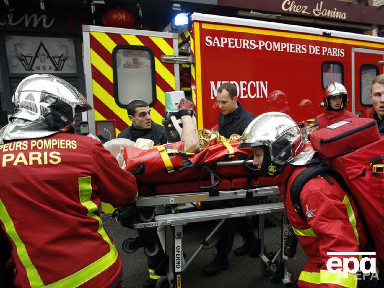 Деякі з постраждалих під час вибуху в Парижі зараз у важкому стані