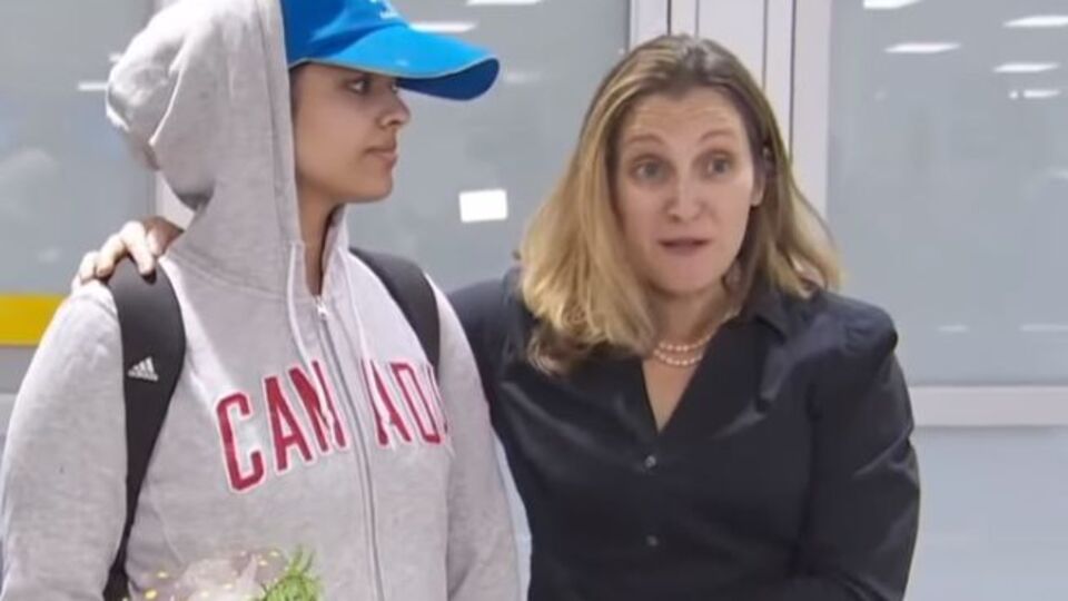 В аэропорту девушку встретила министр иностранных дел Канады Христя Фриланд