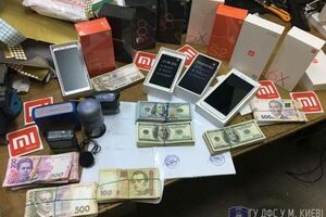 "КП в Украине" обратила внимание на наклейки на опубликованных фотографиях
