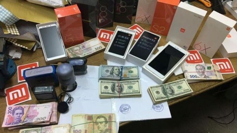 "КП в Украине" звернула увагу на наклейки на опублікованих фотографіях