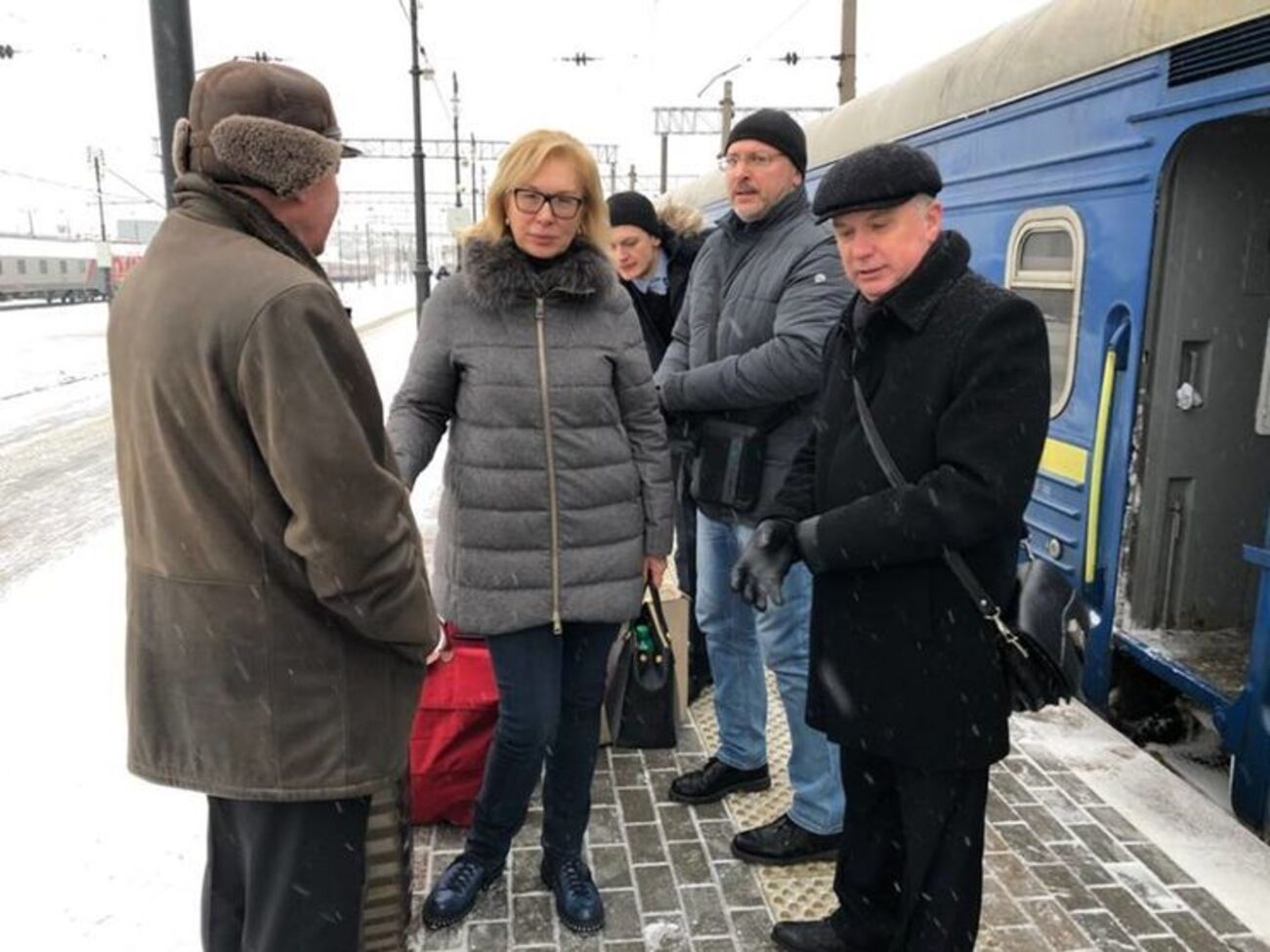 Денисова сказала, что часть родственников моряков приехала в Москву с ней, другие приедут позже