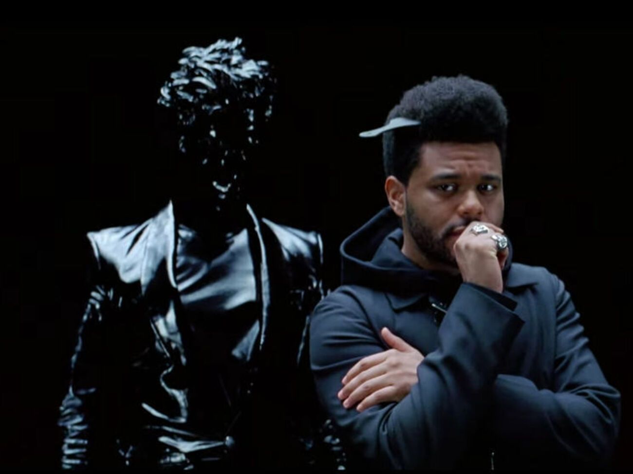 The Weeknd з'являється в кадрі із чорною фігурою