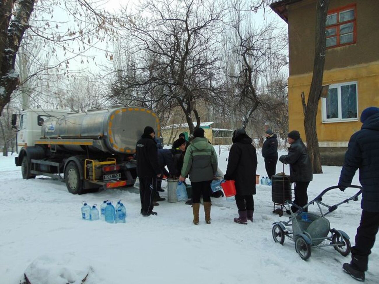С момента аварии на водопроводе&nbsp;спасатели подвезли людям 167 куб. м технической и 33 куб. м --- питьевой воды
