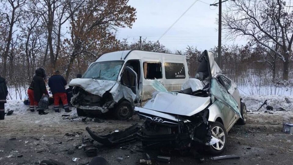 14 січня приблизно о 8.00 біля Чугуєва сталася аварія за участю мікроавтобуса Volkswagen і автомобіля Hyundai