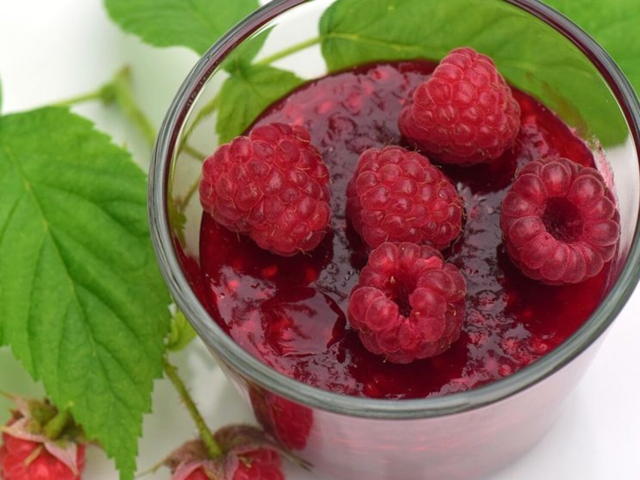 Малиновое варенье содержит витамины и полезные кислоты