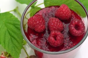 Малиновое варенье содержит витамины и полезные кислоты