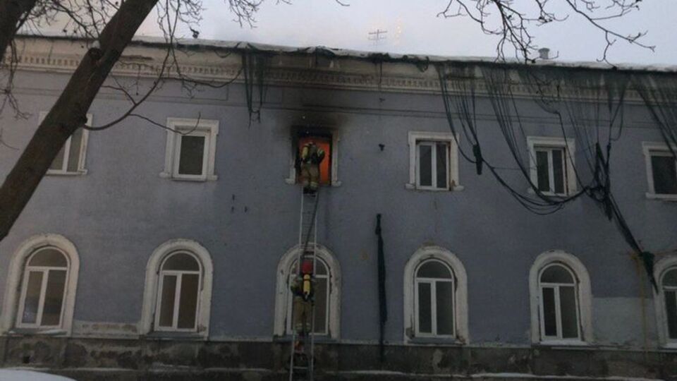 Рятувальники і далі ліквідують пожежу