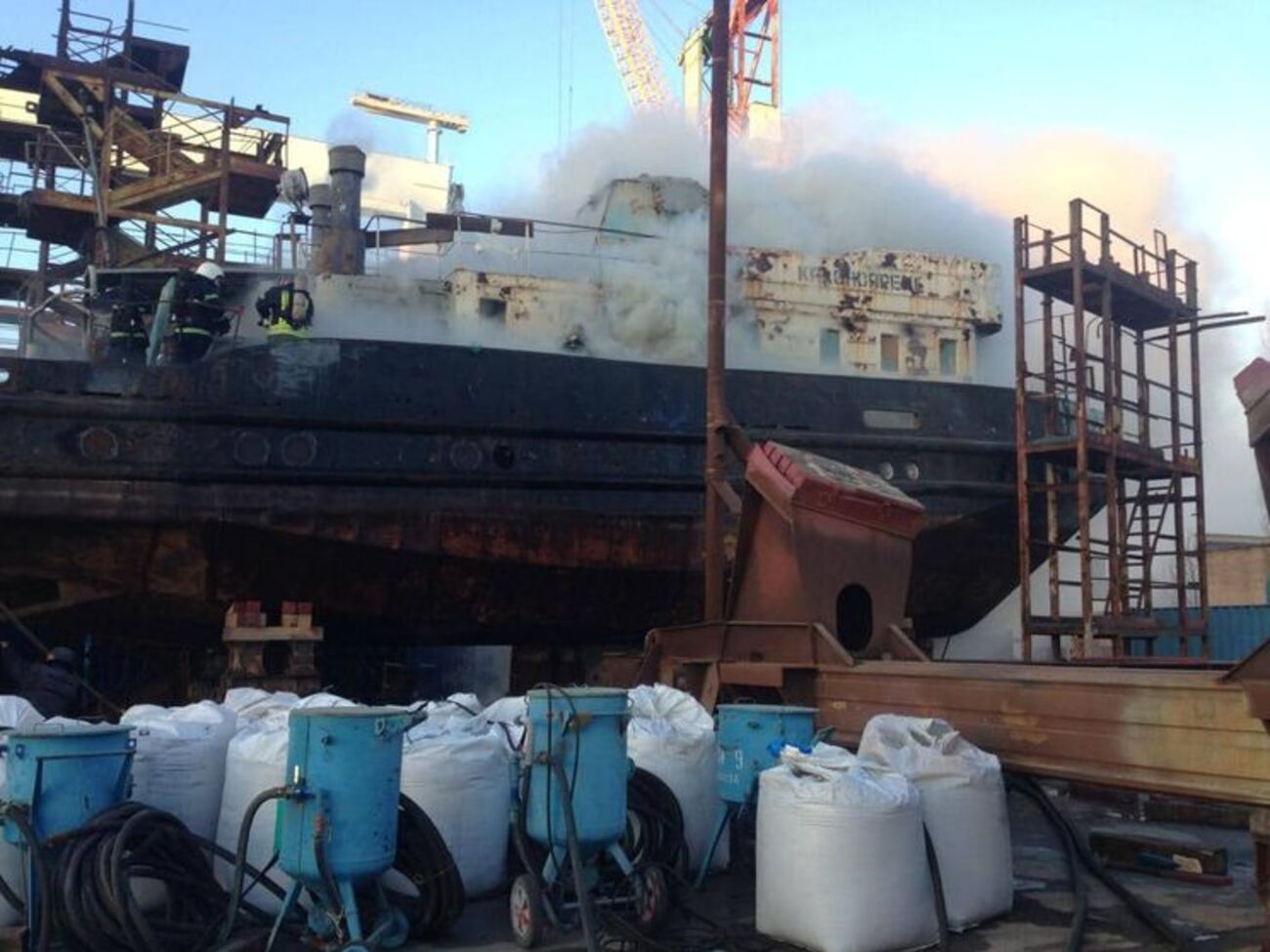 К тушению пожара привлекли четыре единицы техники и 16 человек личного состава Главного управления ГСЧС