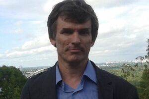 Зеленскому на фоне заезженных фигур, предлагающих себя в отцы-матери нации, ничего делать и не надо, достаточно от них всех отличаться