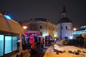 Рятувальники і далі гасять пожежу в одній із будівель Києво-Печерської лаври. Фоторепортаж