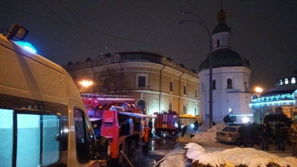 Рятувальники і далі гасять пожежу в одній із будівель Києво-Печерської лаври. Фоторепортаж