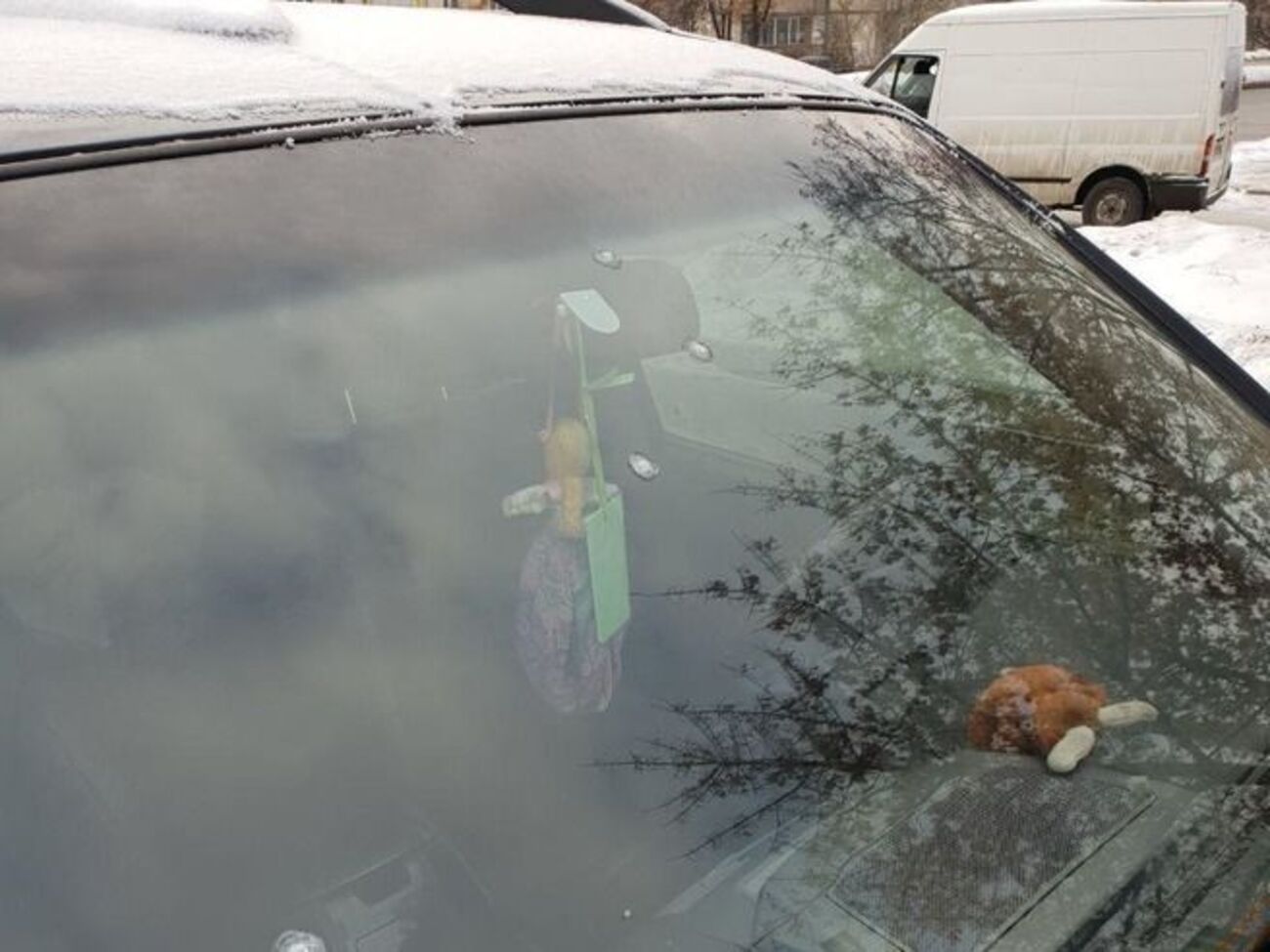 Унаслідок обстрілу було пошкоджено лобове скло автомобіля