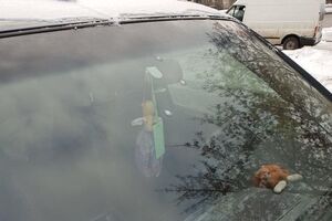 Унаслідок обстрілу було пошкоджено лобове скло автомобіля