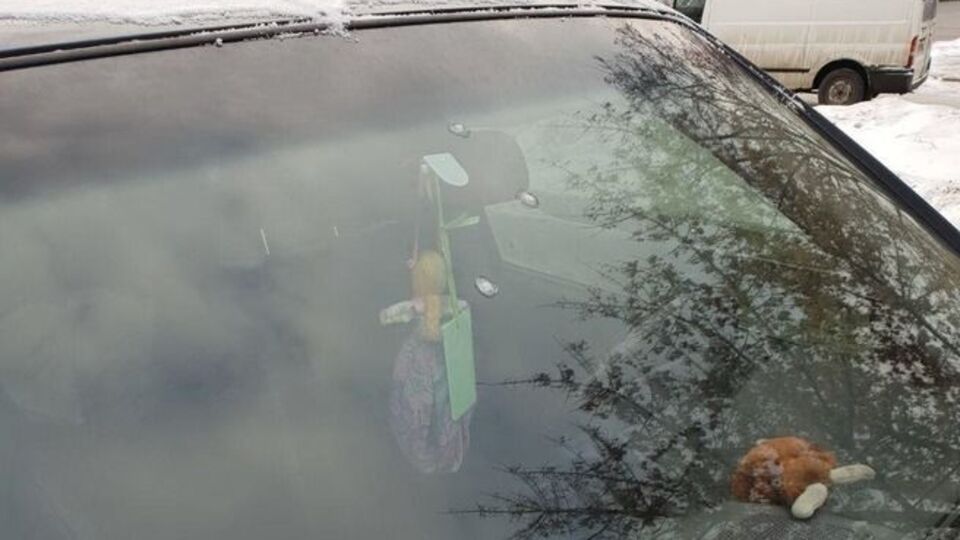 Унаслідок обстрілу було пошкоджено лобове скло автомобіля