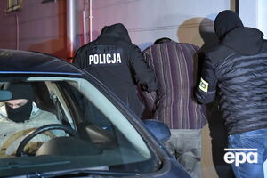 Полицейские выводят Стефана В. из здания прокуратуры Гданьска