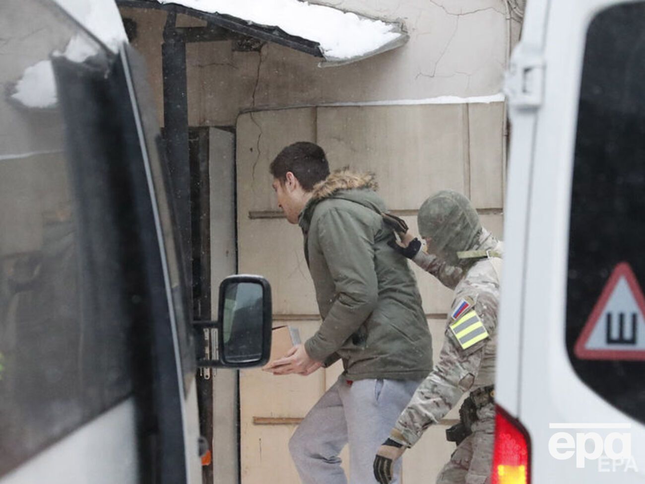 Арестованных моряков конвоировали в Лефортовский суд Москвы