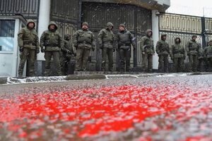 В Одесі активісти намагалися облити фарбою будівлю консульства РФ, поліція затримала двох осіб. Фоторепортаж