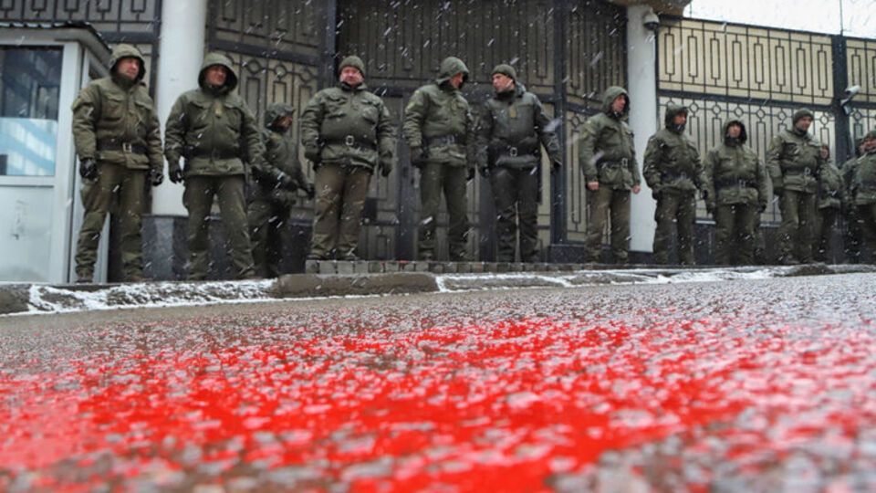 В Одесі активісти намагалися облити фарбою будівлю консульства РФ, поліція затримала двох осіб. Фоторепортаж