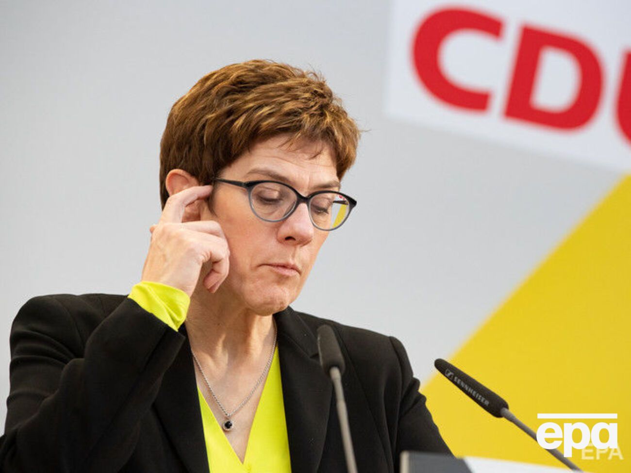 Крамп-Карренбауер заявила, що німецький бізнес дав "однозначну відповідь" на погрози США