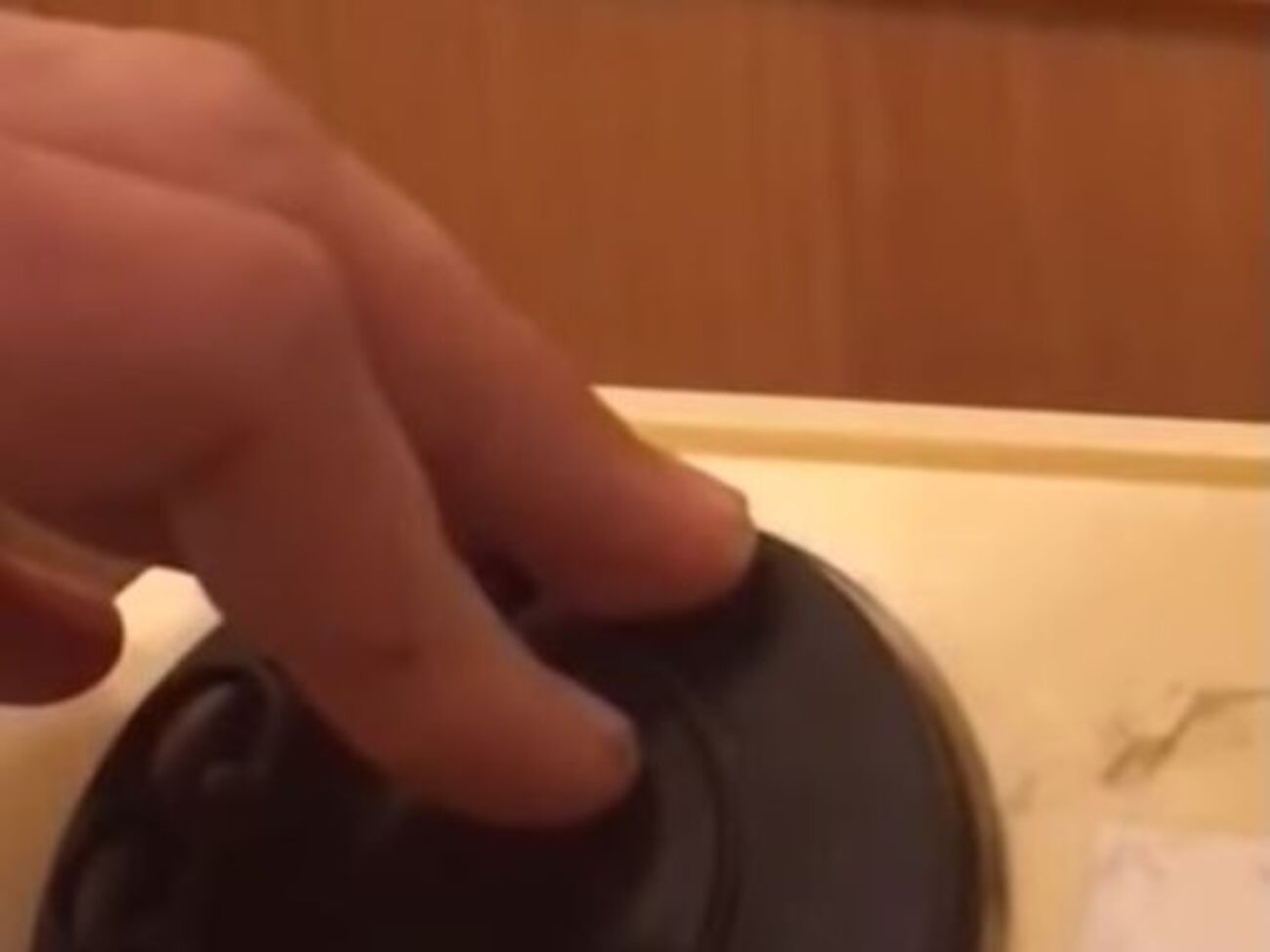 Солдат пожаловался, что не знает, как набрать номер на телефоне