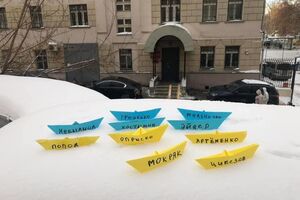 Украинских моряков пришли поддержать родственники и иностранные дипломаты