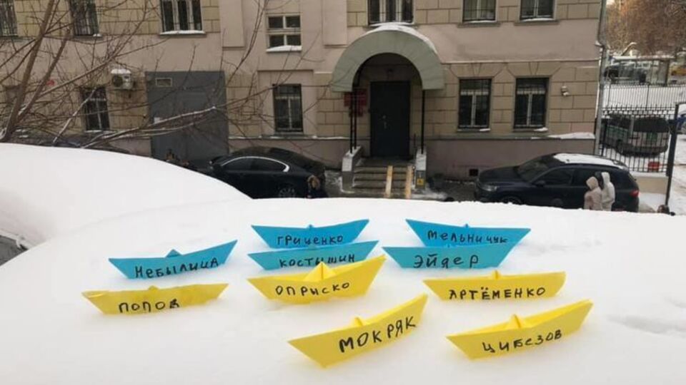 Украинских моряков пришли поддержать родственники и иностранные дипломаты