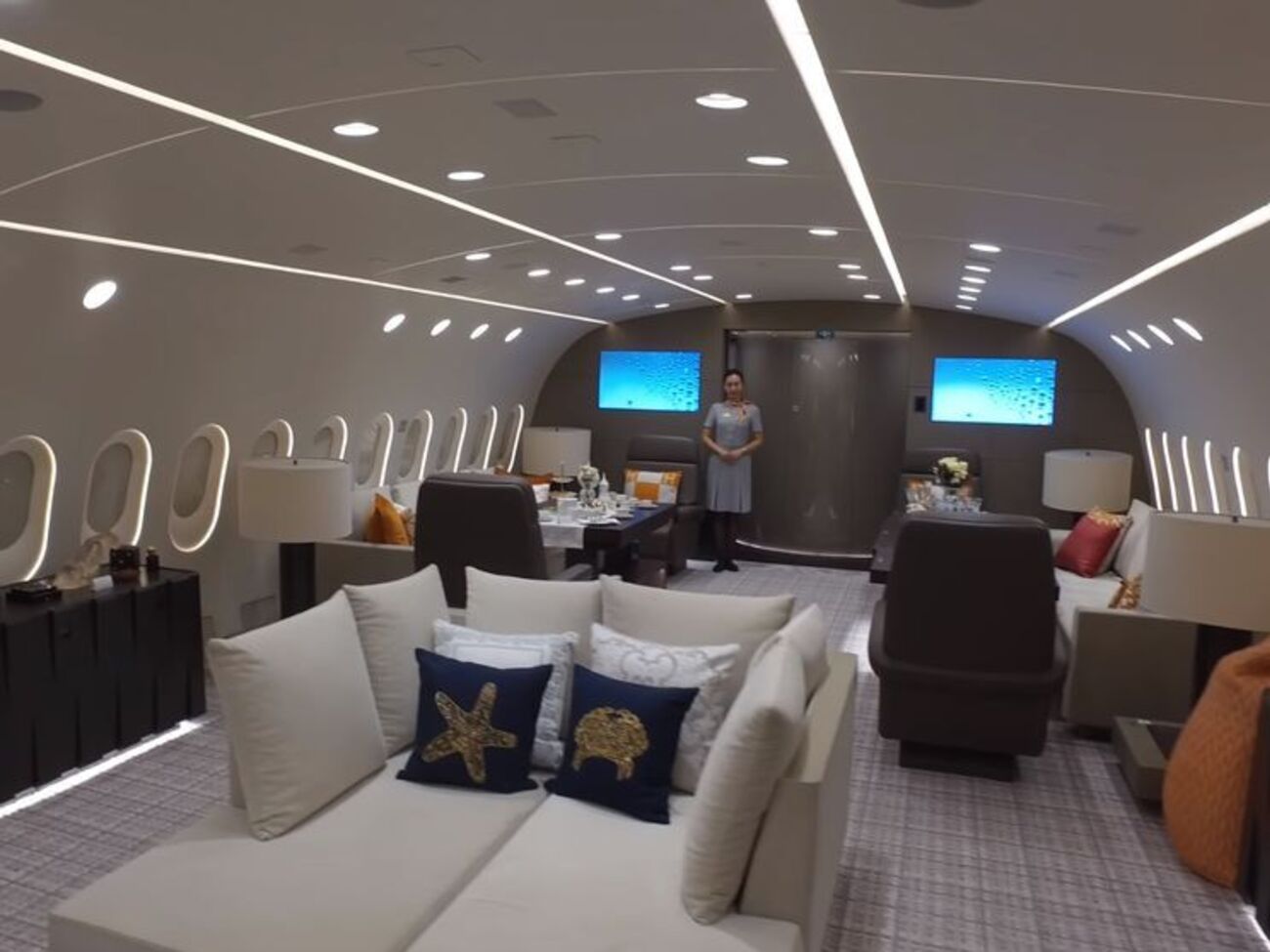 Тим, хто орендує повітряне судно, надають послуги, що відповідають стандартам семизіркових готелів