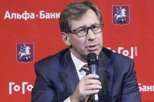 По словам банкира, он привлекает в образование миллионы долларов