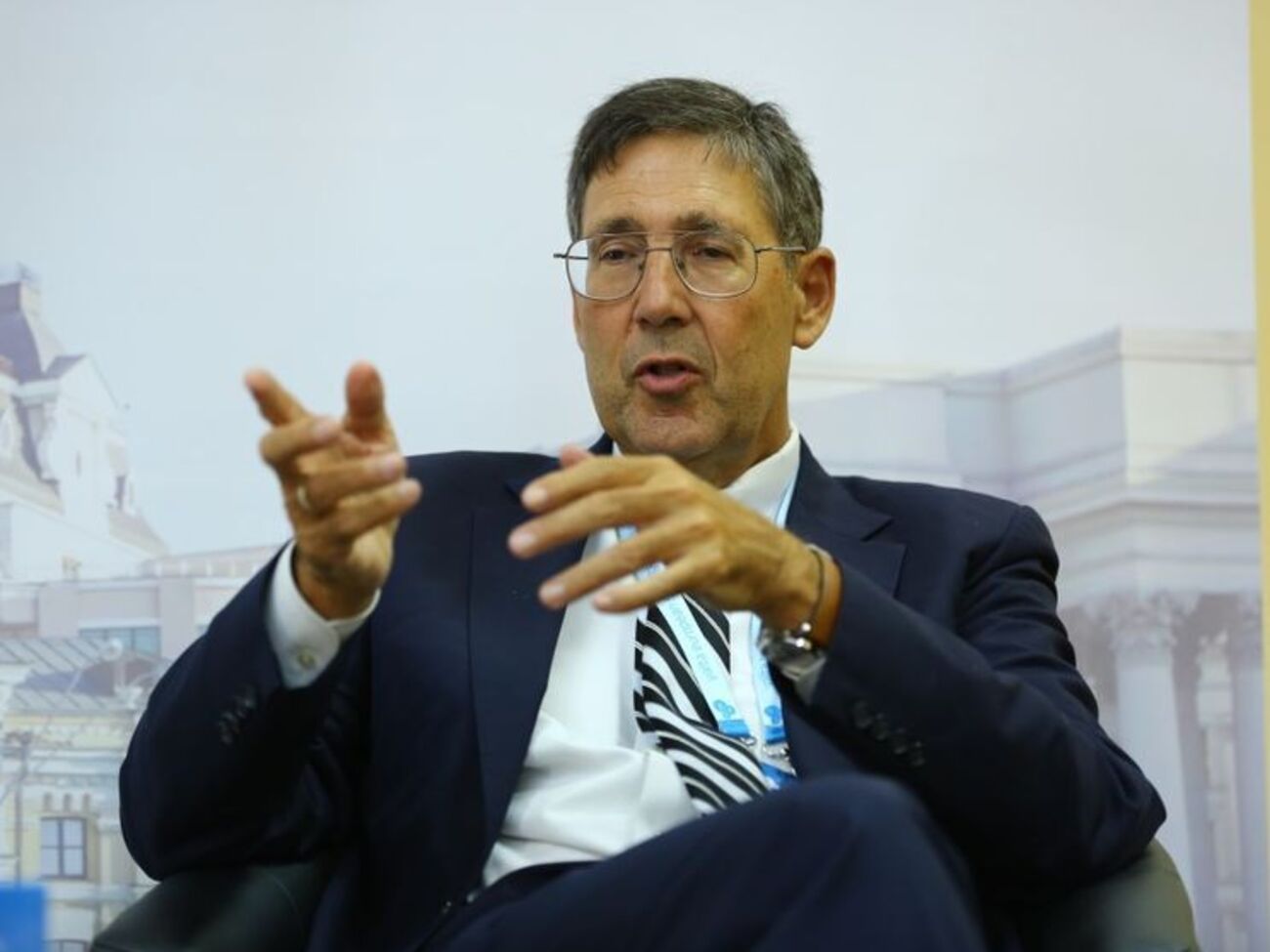 По словам Хербста, мощная армия и мощный морской флот невозможны без сильной экономики