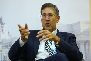 По словам Хербста, мощная армия и мощный морской флот невозможны без сильной экономики