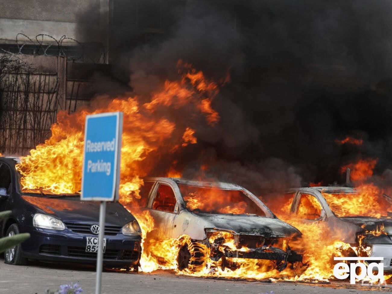Нападение началось со взрыва автомобилей