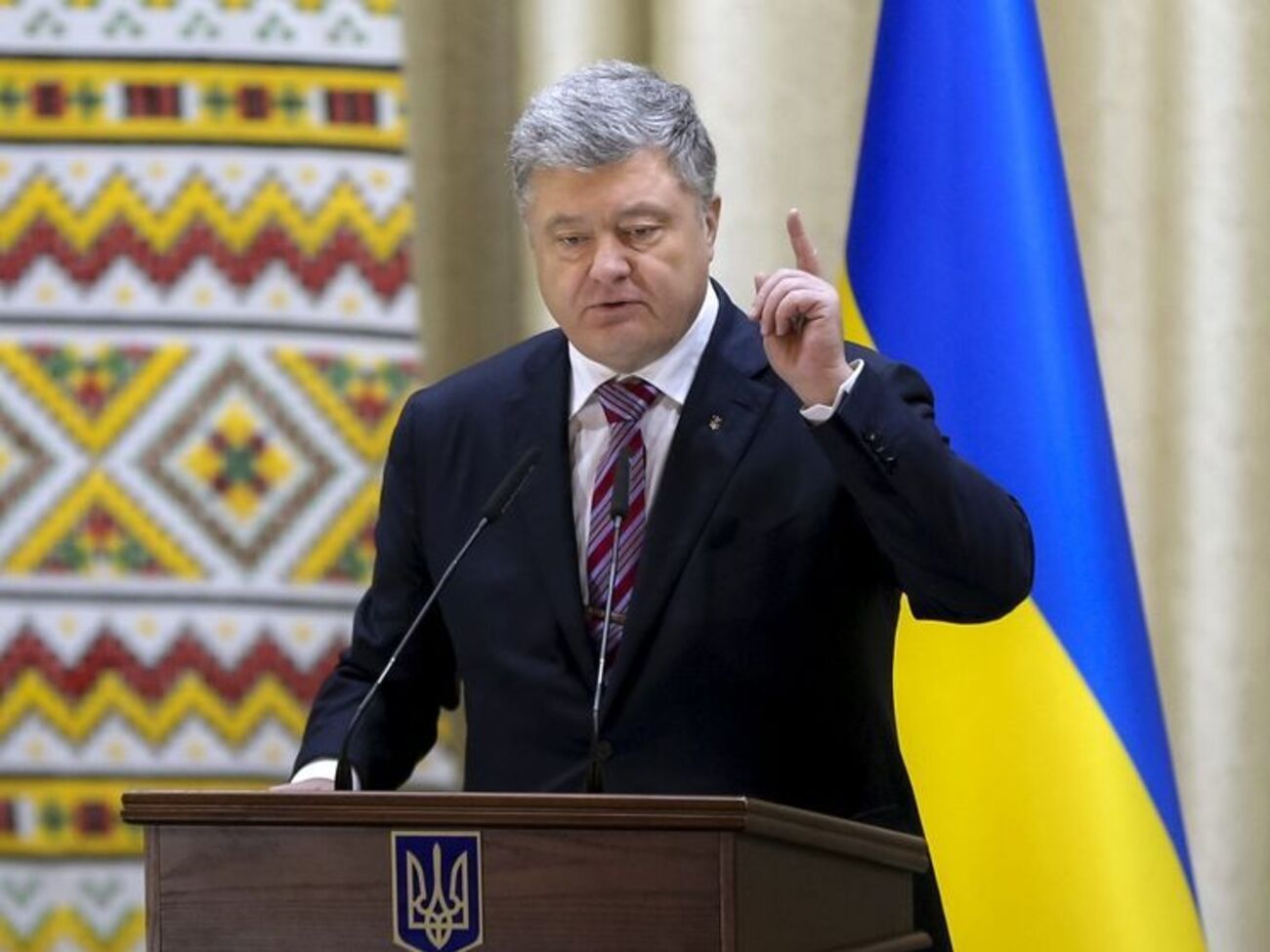 Порошенко підкреслив, що томос зараз важливий для України