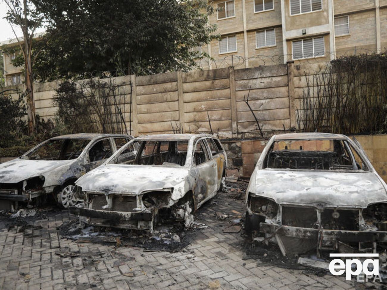 Нападение началось со взрыва трех автомобилей, припаркованных возле банка, и активации смертником взрывчатки возле входа в отель