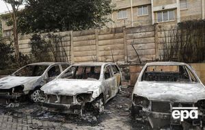 Нападение началось со взрыва трех автомобилей, припаркованных возле банка, и активации смертником взрывчатки возле входа в отель