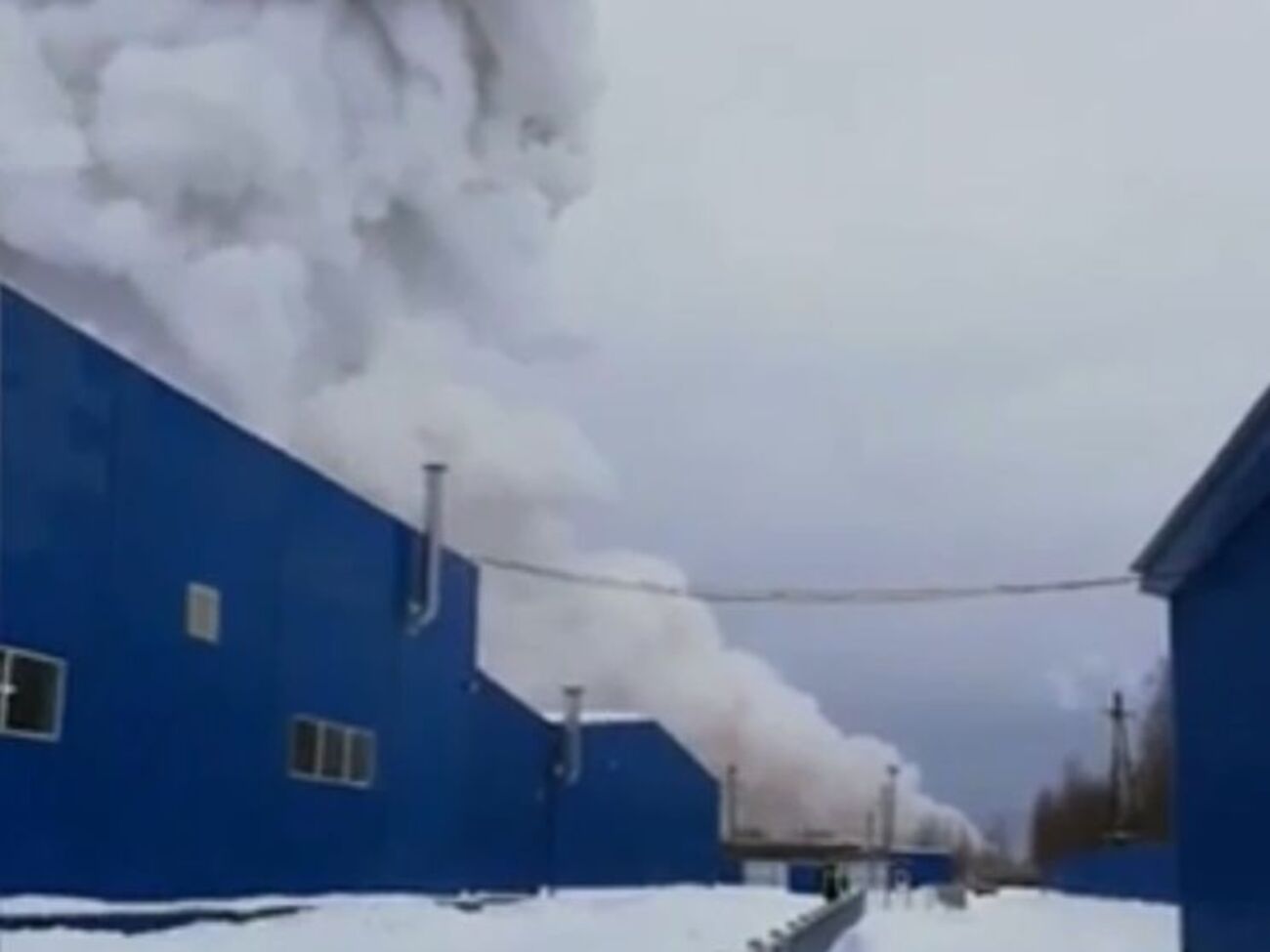 Після вибуху почалася пожежа. Через загоряння рятувальники не можуть почати розбирати завали