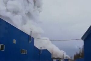 Після вибуху почалася пожежа. Через загоряння рятувальники не можуть почати розбирати завали