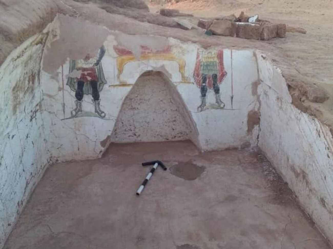 В гробнице обнаружили несколько человеческих скелетов, глиняные лампы и керамические сосуды