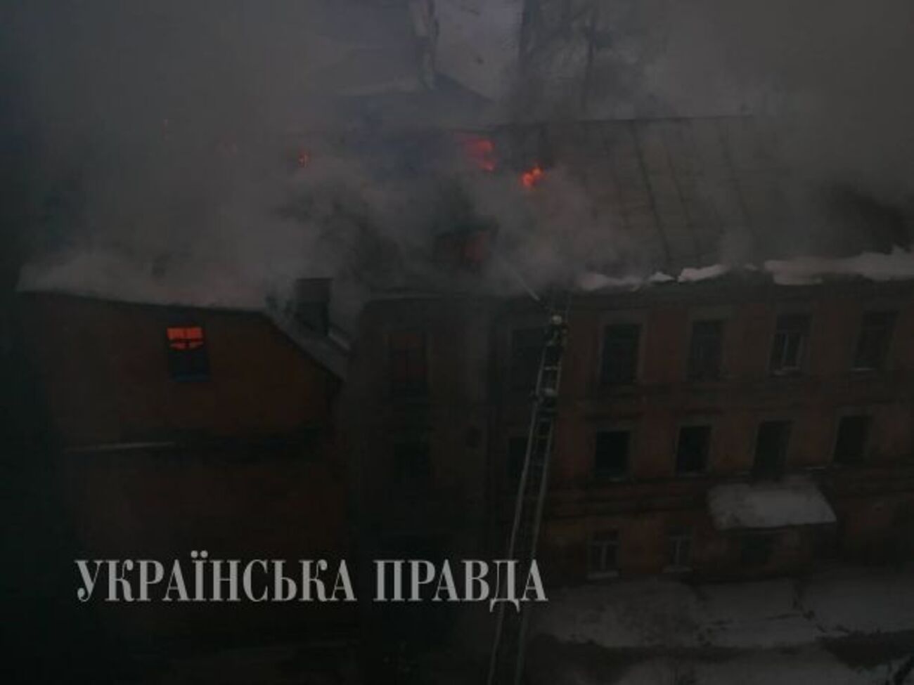 На момент прибуття рятувальників площа пожежі становила 150&nbsp;м&sup2;