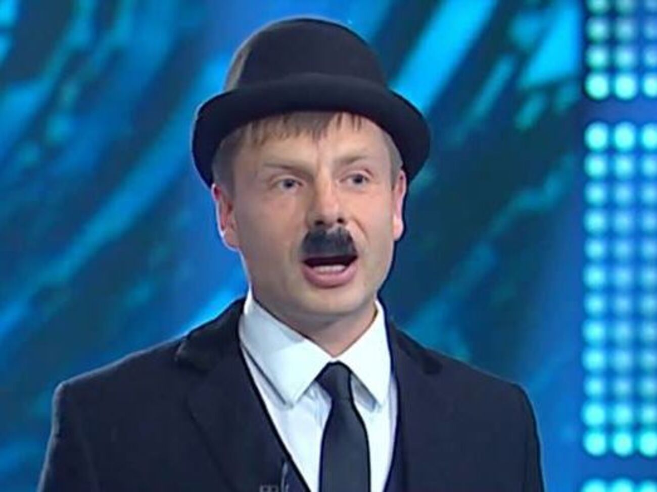 Гончаренко пришел в студию во фраке и шляпе-котелке, с накладными усами и тростью