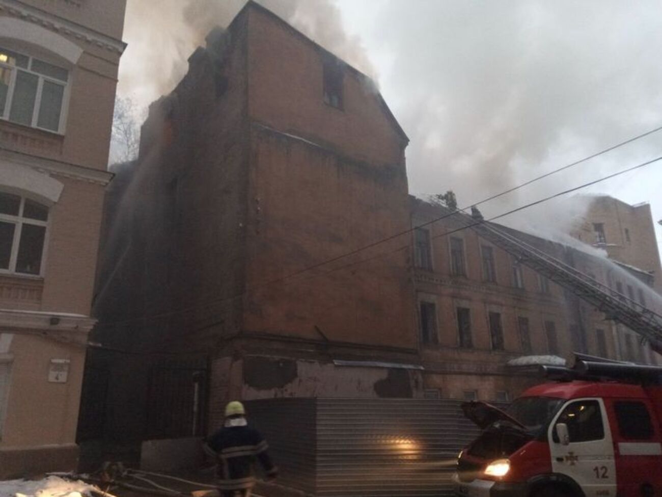 Над ліквідацією пожежі працювали 16 одиниць техніки та 62 рятувальники