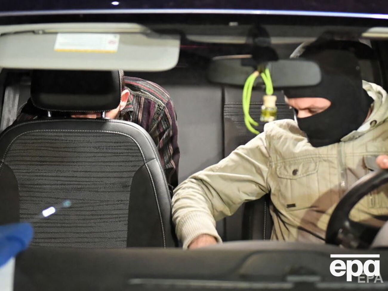 По неофицальным данным, подозреваемый в убийстве Адамовича сказал другим заключенным, что "они снова услышат о нем". На фото&nbsp;&ndash; Стефан В. (слева) после задержания