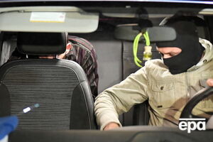 По неофицальным данным, подозреваемый в убийстве Адамовича сказал другим заключенным, что "они снова услышат о нем". На фото – Стефан В. (слева) после задержания