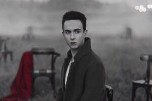 Герой співака Melovin у ролику перебуває у пошуках тепла й любові