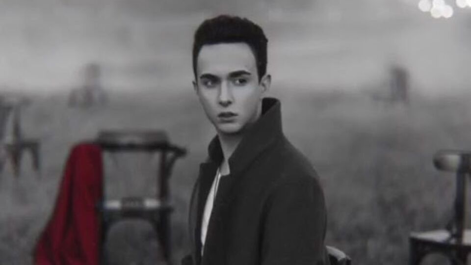 Герой співака Melovin у ролику перебуває у пошуках тепла й любові