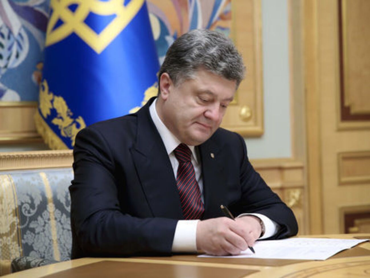 Порошенко ввел в действие решение СНБО